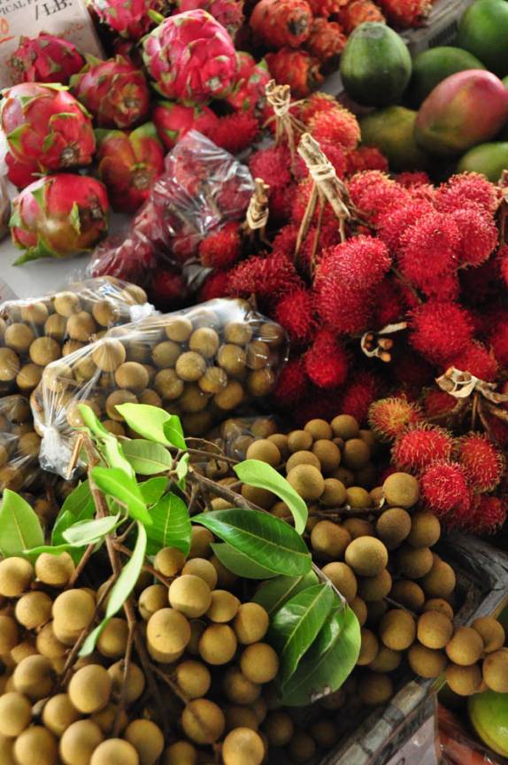 Venda de longon (a amarelinha) e rambutan (a vermelha) no mercado de Hilo, em Big Island, no Hawaii